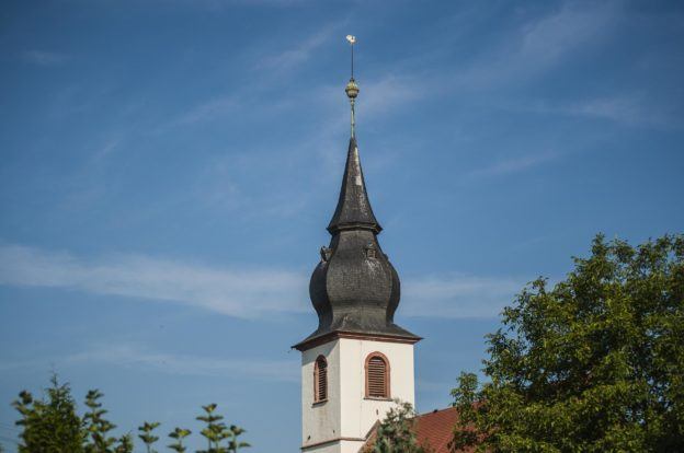 Freisbacher Kirche im Sommer